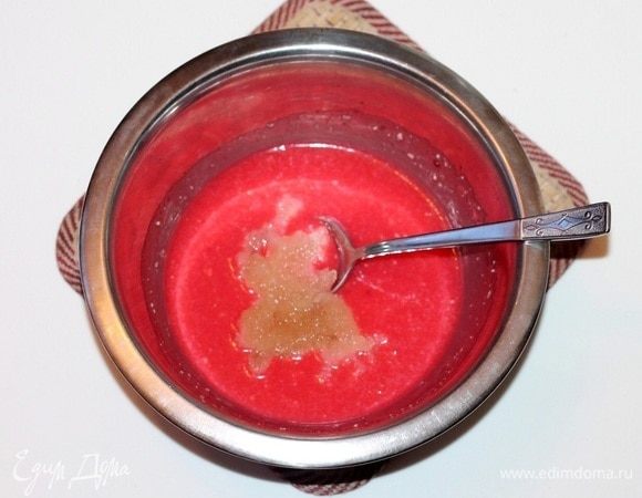 Добавляем растопленный желатин и пробиваем блендером. Желатин только разогреваем, но не кипятим.
