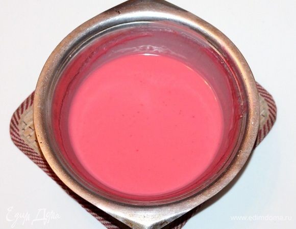 Когда масса охладится до 40°С, добавляем сливки и пробиваем блендером. Накрываем ганаш пищевой пленкой и убираем в холодильник на сутки или на ночь.
