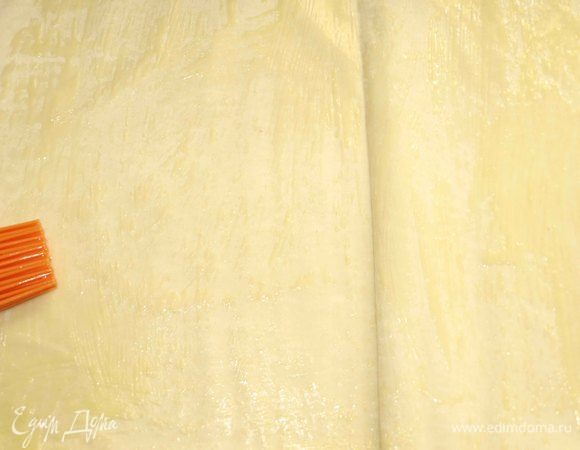 Сливочное масло растопить. Нам надо 6 листов фило. Каждый лист промазываем растопленным сливочным маслом.