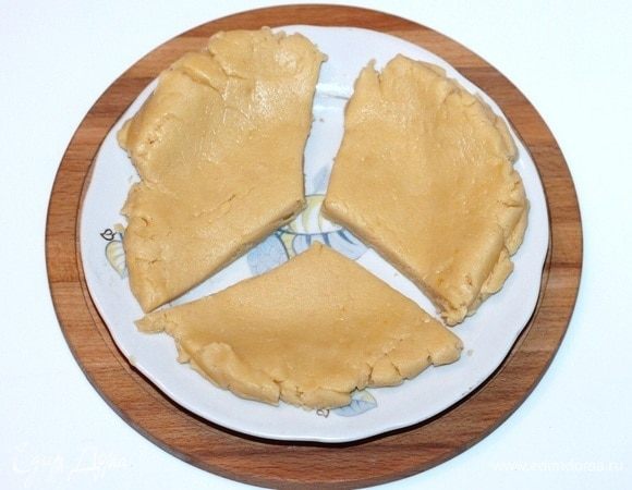 Приготовим корж для тарта. Делим охлажденное тесто на 3 равные по весу части. Две части теста убираем в холодильник.
