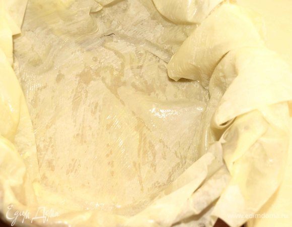 Выкладываем друг на друга листы фило (6 шт.) в форму для выпечки. 