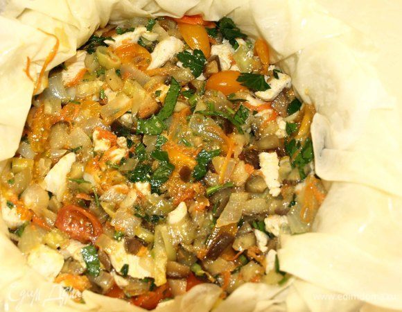 Выкладываем на тесто начинку из овощей и куриного филе.