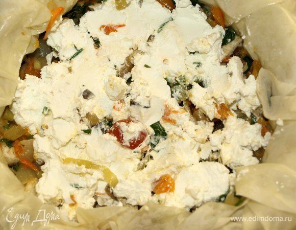 Сверху выкладываем сыр фета.