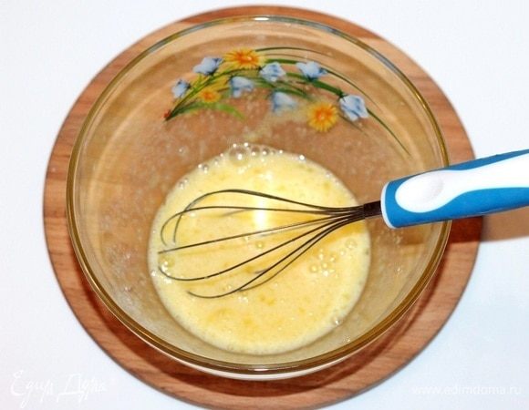 Фруктовое пюре — это пюре из мякоти манго (50 г) и пюре облепихи (50 г без «семечек»). 
Приготовим мусс. Соединяем в чаше яйца и сахар, взбиваем венчиком.