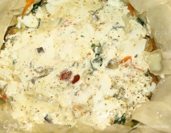 Заливаем молочно-яичной смесью.