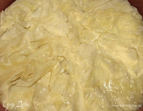 Закрываем свисающими краями теста начинку.  