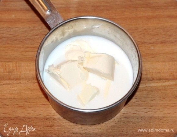 Растапливаем в горячем молоке сливочное масло. 
