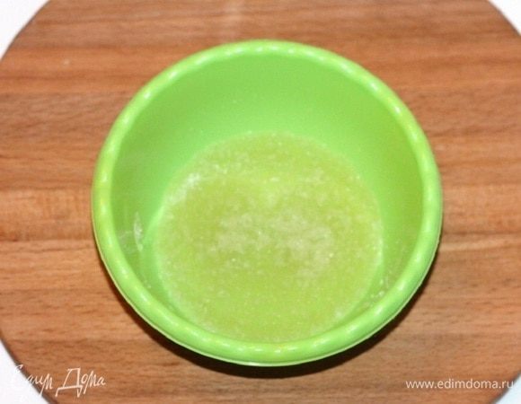 Замачиваем желатин в холодной воде 1:6.
