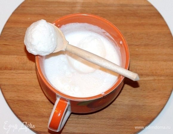 Холодные сливки взбиваем до мягких пиков.

