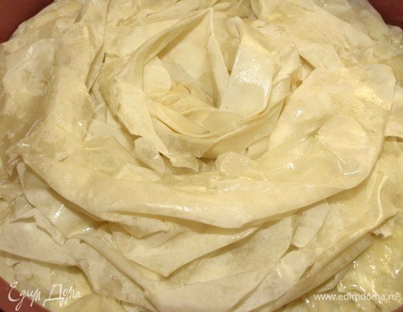 Оставшийся лист теста смазать маслом и выложить сверху в виде складок. 