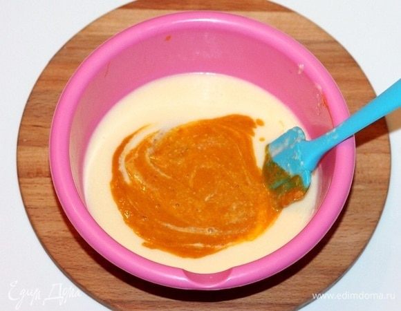 Переливаем крем в холодную чашу. Добавляем фруктовое пюре, перемешиваем. За счет облепихи, мусс приятного желтоватого цвета, а за счет манго, очень приятный аромат.