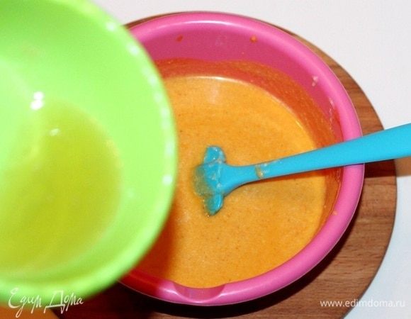 Затем добавляем растопленный желатин и перемешиваем.
