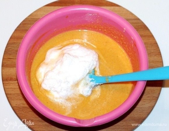 Даем крему немного остыть до 40°С и аккуратно, частями вмешиваем взбитые сливки. Получился однородный мусс, желтый по цвету.
