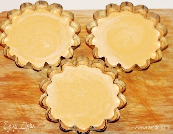 Разливаем фруктовую начинку по корзиночкам, так, чтоб не перелить за бортик корзиночек. Уберите заготовки в холодильник на ночь.