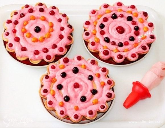 Утром достаем ганаш и взбиваем миксером, должна получиться гладкая и пышная масса.
Перекладываем ганаш в кондитерский мешок с круглой насадкой и отсаживаем на фруктовую, охлажденную смесь.