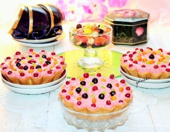 Украшаем тарт ягодами, мелкими сухофруктами ТМ «Семушка» и охлаждаем в холодильнике. 
Десерт готов! Приятного чаепития!
