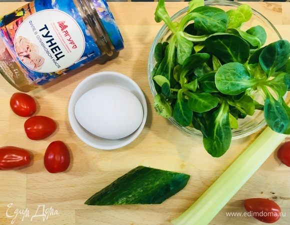 Подготовить продукты для салата.