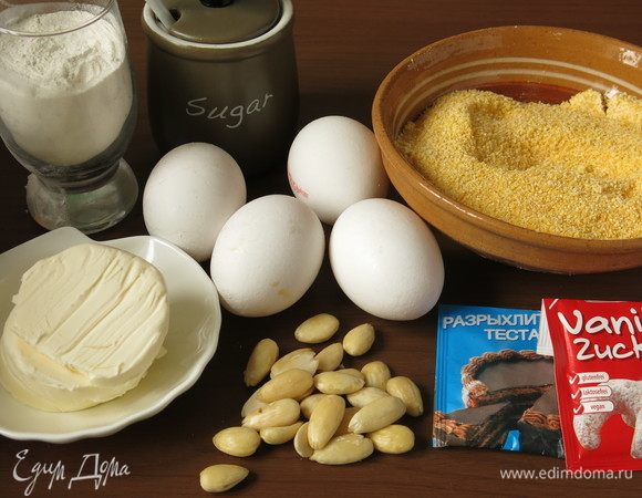 Подготовим продукты. В качестве кукурузной муки использовала перемолотую дважды мелкую кукурузную крупу. Миндаль очищала (миндаль заливается кипятком, выдерживается 10 минут, промывается холодной водой и заливается еще раз горячей и очищается, потом просушивается при 60°С). Брынза — сычужный сыр, приготовленный из коровьего и овечьего молока. Молоко заквашивают «клягом» — сывороткой из молока, которое створожилось в желудке молодого ягненка. Брынзу отвешивают, дают стечь жидкости, а после перетирают с солью и маслом. Массу набивают в бочки и выдерживают минимум месяц. Сыр приобретает пикантную остроту, специфический аромат. По мнению экспертов сырного дела, брынза близка к греческой фете. Кекс по мотивам рецепта AMOR POLENTA от burro.salvia, крем — моя придумка.