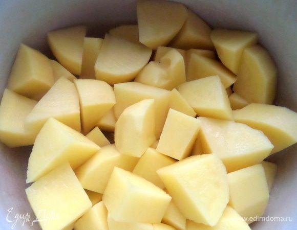 Делим картофель на крупные куски и ставим вариться до готовности с солью.
