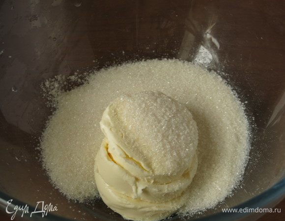 Масло перетираем с сахаром.