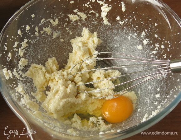 Добавляем яйца по одному и желтки.