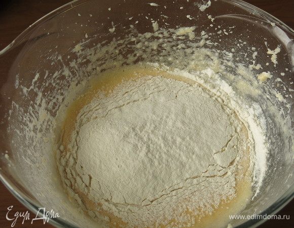 Добавляем просеянную муку пшеничную и разрыхлитель.