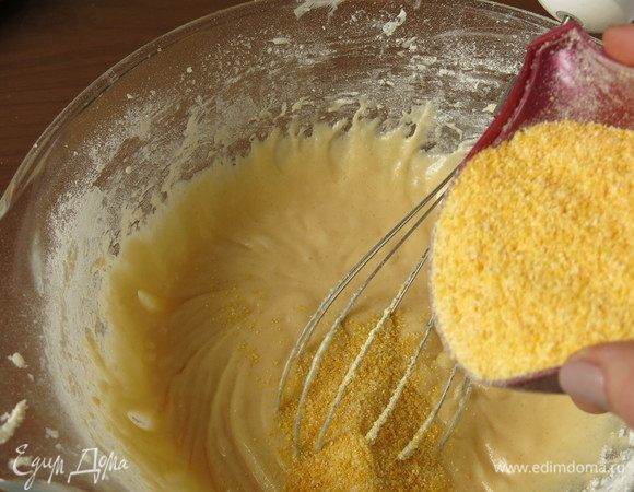 Всыпаем кукурузную муку (перемолотую крупу). Если у вас есть итальянская полента, то можно положить ее, цвет кекса будет насыщенным.