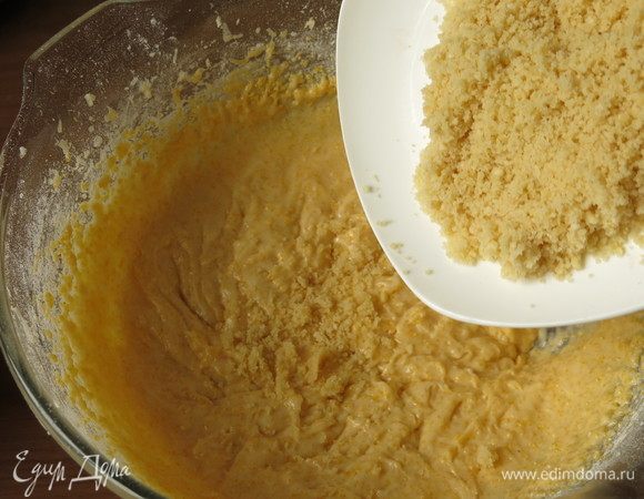 Всыпаем миндаль перемолотый, сахар ванильный.