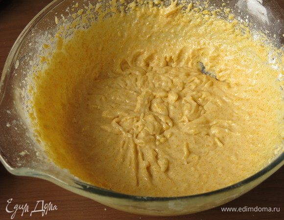 Массу перемешиваем. Крупинки кукурузы присутствуют в тесте, вместе с миндалем дают особую структуру.