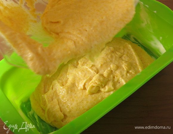 Кладем тесто в смазанную маслом форму.