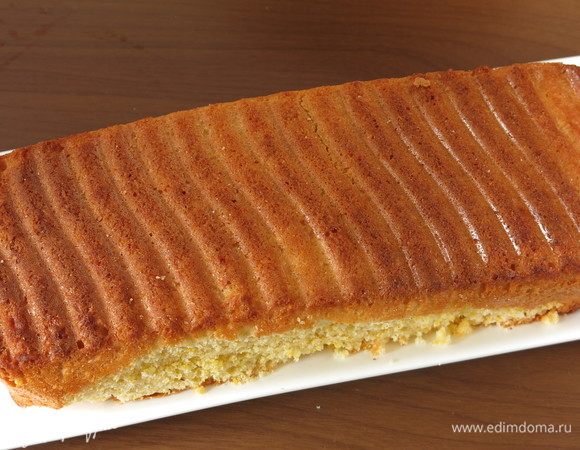 Достаем и даем кексу остыть. Меня несколько подвела новая форма, край не держала, пришлось подровнять. Пробу кекса сняла досрочно.