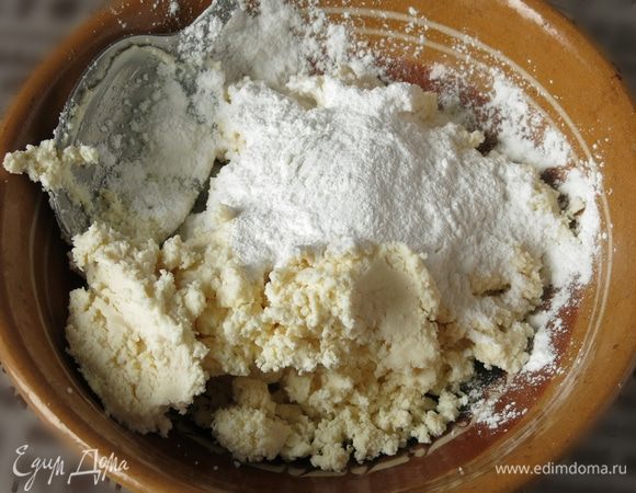 Смешиваем брынзу и сахарную пудру. Количество сахара регулируем по вкусу.