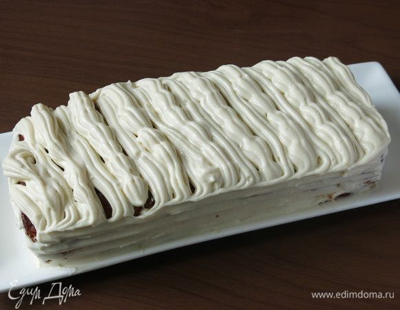 Обмазываем кекс кремом. Сочетание нетривиальное — сладкий кекс кукурузный, чуть крупинчатый и сладко-соленый крем.