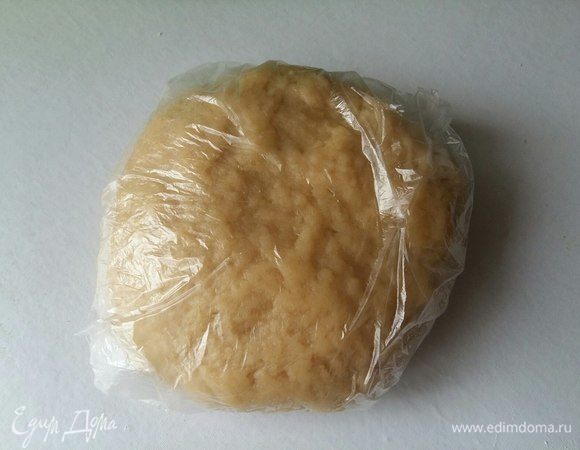 Убрать тесто в пакет, чтобы не заветривалось, и оставить на столе, пока будет готовиться начинка.