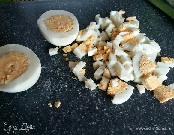 Для начинки отварить яйца, нарезать кубиками.