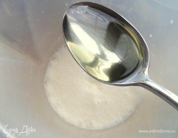 Влить растительное масло.