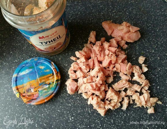 Консервированного тунца ТМ «Магуро» нарезать на небольшие кусочки. Можете использовать всю баночку, у меня чуть меньше, 2 кусочка у нас ушли на пробу в чистом виде:)