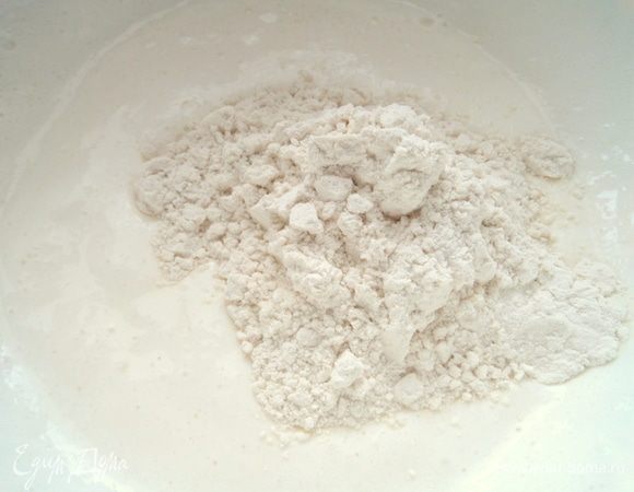 Просеять муку.