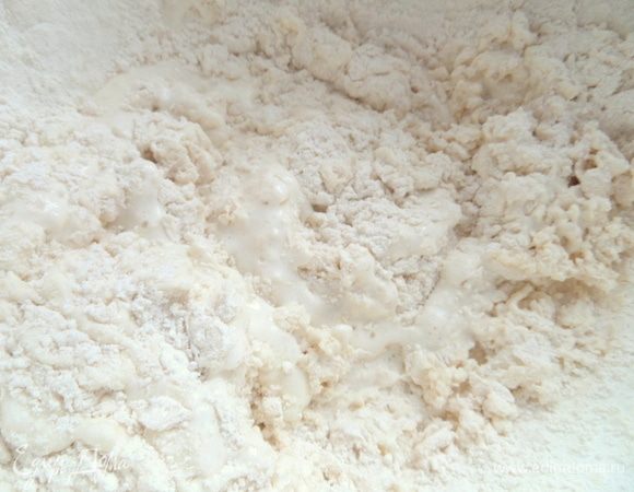 Замесить вначале ложкой.