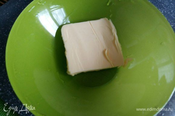Кусочек сливочного масла растопить в микроволновке. Масло добавим для связки в начинку.