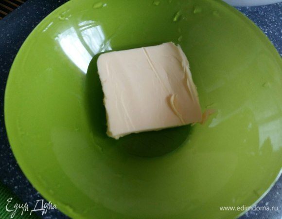 Кусочек сливочного масла растопить в микроволновке. Масло добавим для связки в начинку.