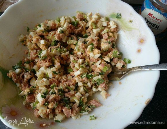 Также нарезать небольшой пучок зеленого лука (этот шаг забыла сфотографировать), смешать с яйцами, тунцом, добавить растопленное сливочное масло, щепотку соли и перемешать.