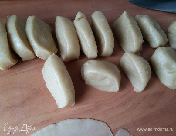 Теперь вернемся к тесту. Нарезать тесто на равные кусочки по 30–33 грамма. У меня получилось 15 кусочков.