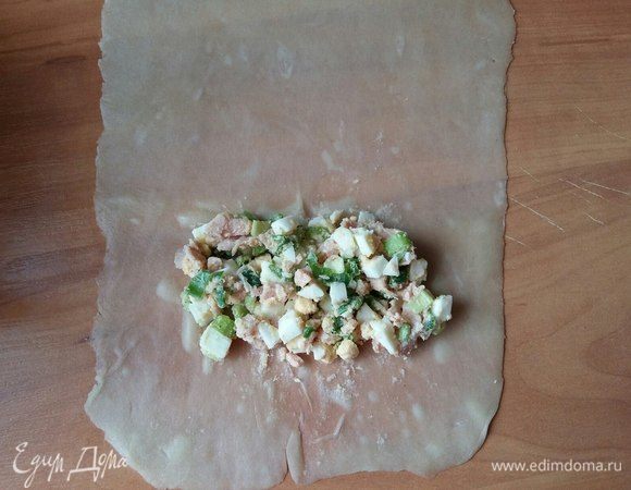 Выкладываем 1 ст. ложку начинки.