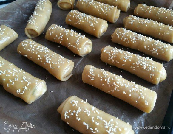 Положить пирожки на противень, застеленный ковриком, либо пергаментом. Смазать пирожки яичным желтком, посыпать кунжутом, можно не посыпать, это на ваше усмотрение.