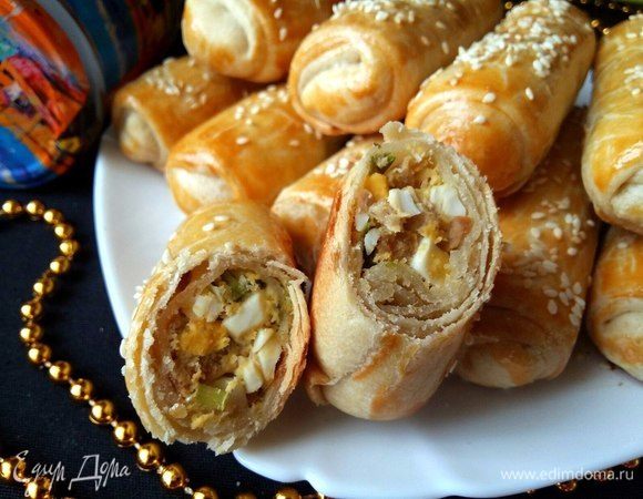 Тесто в пирожках получается слоистое, начинка — вкусная.