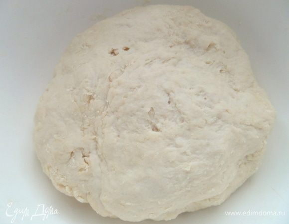 Замесить руками тесто и дать полежать ему минут 20–30 накрытым.