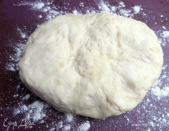 Тесто затем перенести на стол с мукой.