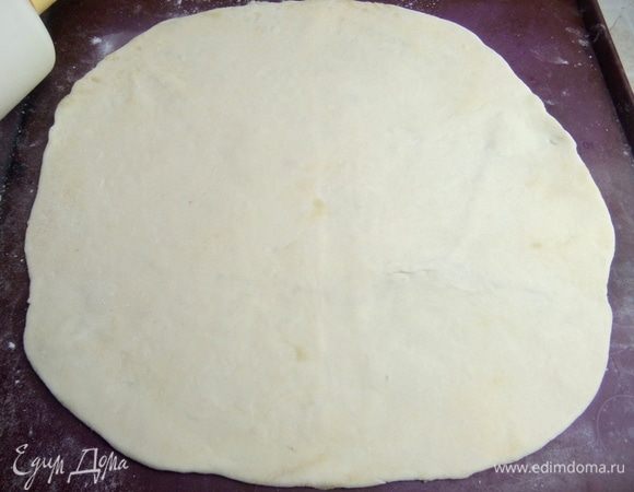 Одну часть раскатать в круглый пласт.