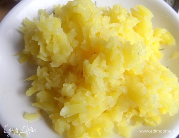 Картошку натереть или растолочь толкушкой.